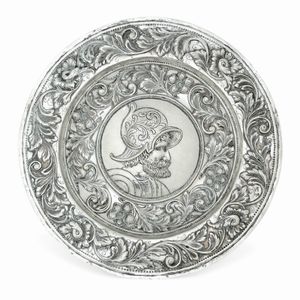 Coppia di piatti da parata raffiguranti guerrieri con morione. Spagna, marchi della citt� di Munoz, probabile XVIII secolo  - Asta Argenti da Collezione | Antichi - Associazione Nazionale - Case d'Asta italiane