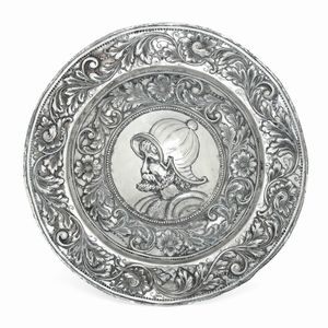 Coppia di piatti da parata raffiguranti guerrieri con morione. Spagna, marchi della citt� di Munoz, probabile XVIII secolo  - Asta Argenti da Collezione | Antichi - Associazione Nazionale - Case d'Asta italiane