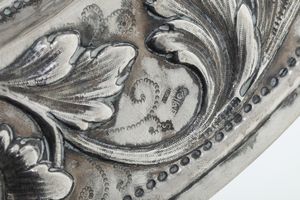 Coppia di piatti da parata raffiguranti guerrieri con morione. Spagna, marchi della citt� di Munoz, probabile XVIII secolo  - Asta Argenti da Collezione | Antichi - Associazione Nazionale - Case d'Asta italiane