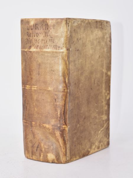 Durand, Guillaume (Guglielmo Durando) RATIONALE DIUINORUM OFFICIORUM, A R.D. GULIELMO DURANDO MIMATENSI EPISCOPO, I.V.D. CLARISSIMO CONCINNATUM: ATQUE NUNC RECENS VTILISSIMIS ANNOTATIONIBUS ILLUSTRATUM. ADIECTUM FUIT PRAETEREA ALIUD DIUINORUM OFFICIORUM RATIONALE AB IOANNE BELETHO THEOLOGO PARISIENSI, ... HAEC EDITIO A MULTIS ERRORIBUS DILIGENTER CORRECTA.TOMUS PRIMUS & SECUNDUS. Antverpiae, 1614, apud Viduam & haeredes Petri Belleri.  - Asta Libri Rari & Manoscritti del XVI Secolo - Associazione Nazionale - Case d'Asta italiane