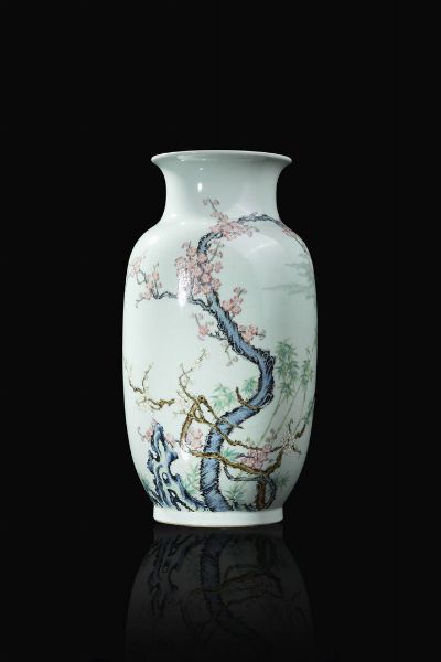 VASO : Vaso in porcellana Famiglia Rosa decorato con fiori di ciliegio e luna  Cina  Repubblica XX Sec. Marchio apocrifo Qianlong (1735-1795) 36x18 cm  - Asta Arte Orientale - Associazione Nazionale - Case d'Asta italiane