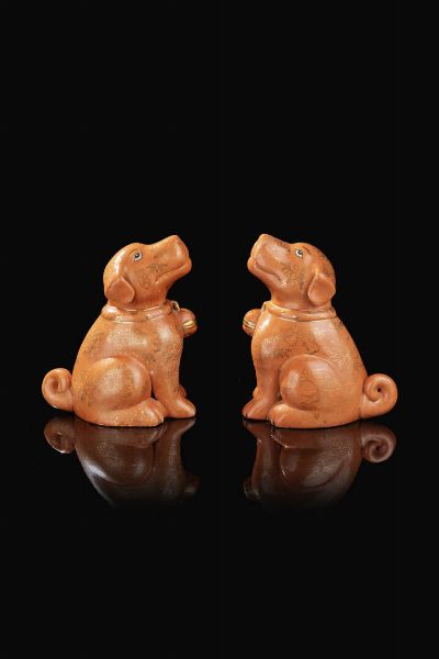 CANI : Coppia di cani in porcellana Famiglia Rosa  Cina  Repubblica  XX Sec. 24x20x15 cm  - Asta Arte Orientale - Associazione Nazionale - Case d'Asta italiane