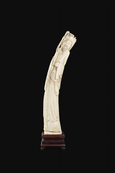 PESCATORE : Zanna in avorio raffigurante pescatore con pesci e bastone  Cina  Repubblica  XX Sec. 65 5x 10 6 cm Presente certificazione CITES originale.  - Asta Arte Orientale - Associazione Nazionale - Case d'Asta italiane