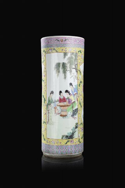 PORTA BASTONI : Porta bastoni in porcellana Famiglia Rosa con decori floreali e personaggi in giardino entro riserve  Cina  Repubblica  XX Sec. 61 5x23 5 cm  - Asta Arte Orientale - Associazione Nazionale - Case d'Asta italiane