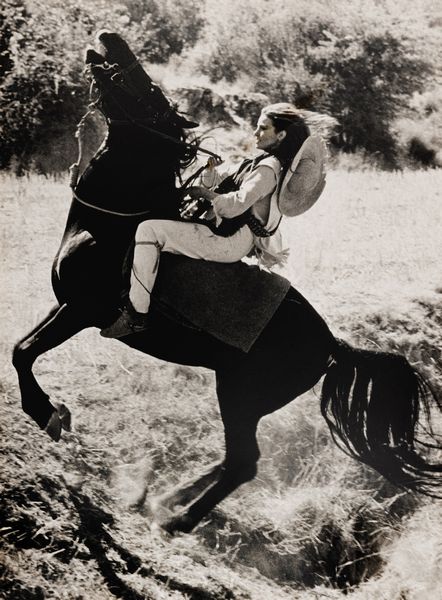 TAZIO SECCHIAROLI : Raquel Welch, tratto da A hundred rifles  - Asta Fotografia - Associazione Nazionale - Case d'Asta italiane