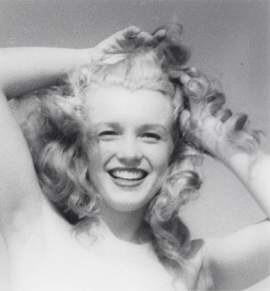 André De Dienes : Marilyn sorridente con le mani nei capelli  - Asta Fotografia - Associazione Nazionale - Case d'Asta italiane