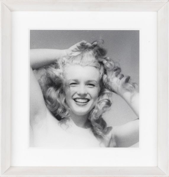André De Dienes : Marilyn sorridente con le mani nei capelli  - Asta Fotografia - Associazione Nazionale - Case d'Asta italiane