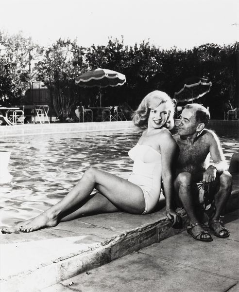 Bruno Bernard : Marilyn in costume seduta a bordo piscina  - Asta Fotografia - Associazione Nazionale - Case d'Asta italiane