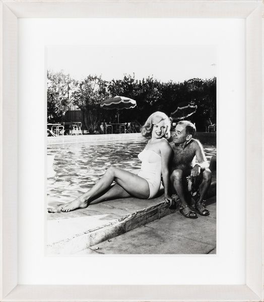 Bruno Bernard : Marilyn in costume seduta a bordo piscina  - Asta Fotografia - Associazione Nazionale - Case d'Asta italiane