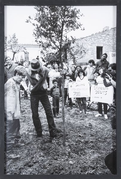Buby Durini : Joseph Beuys pianta una quercia nella Piantagione Paradise a Bolognano  - Asta Fotografia - Associazione Nazionale - Case d'Asta italiane