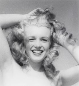 André De Dienes - Marilyn sorridente con le mani nei capelli