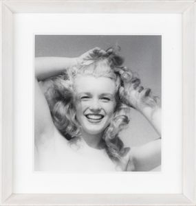 André De Dienes : Marilyn sorridente con le mani nei capelli  - Asta Fotografia - Associazione Nazionale - Case d'Asta italiane