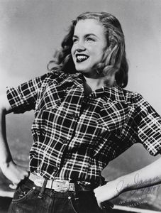 Joseph Jasgur - Marilyn con una camicia a quadri