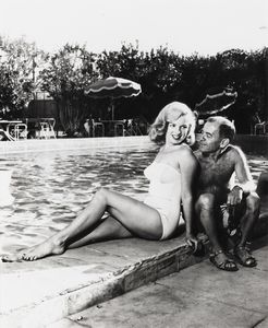 Bruno Bernard - Marilyn in costume seduta a bordo piscina