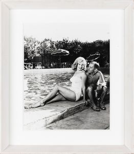 Bruno Bernard : Marilyn in costume seduta a bordo piscina  - Asta Fotografia - Associazione Nazionale - Case d'Asta italiane