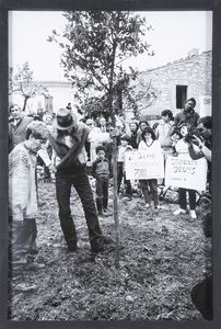 Buby Durini - Joseph Beuys pianta una quercia nella Piantagione Paradise a Bolognano