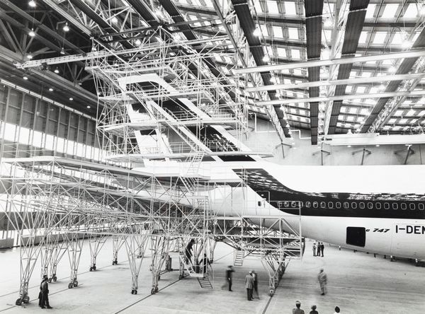 Ivo Meldolesi : Aerei - il B 747 nell'hangar con i ponteggi di coda  - Asta Fotografia - Associazione Nazionale - Case d'Asta italiane
