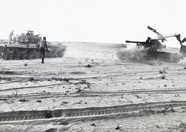 Adriano Mordenti : Senza titolo (Carro armato israeliano saltato in aria in seguito ad azione di commandos egiziani)  - Asta Fotografia - Associazione Nazionale - Case d'Asta italiane