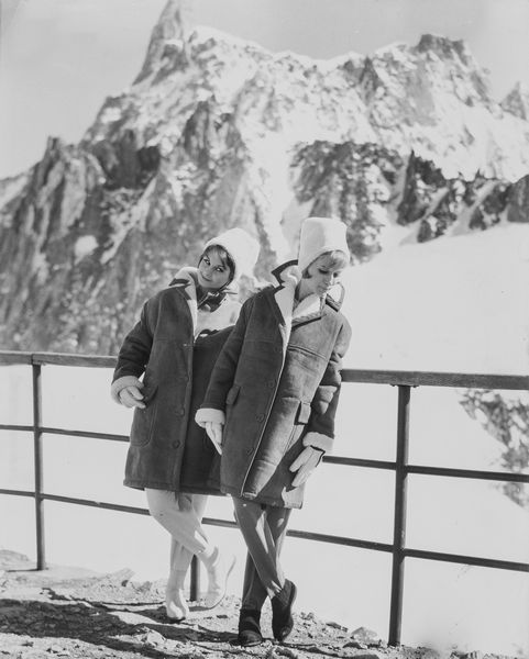 Anonimo : Senza titolo (Moda in montagna)  - Asta Fotografia - Associazione Nazionale - Case d'Asta italiane