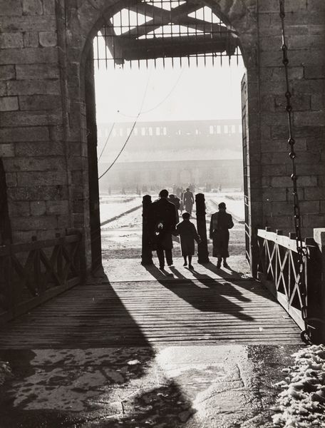 Mario de Biasi : Castello Sforzesco, Milano  - Asta Fotografia - Associazione Nazionale - Case d'Asta italiane