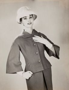Johnny Moncada : Senza titolo (Abito Luisa Spagnoli ; Cappello Gilda Guerrini; Visone Saga)  - Asta Fotografia - Associazione Nazionale - Case d'Asta italiane