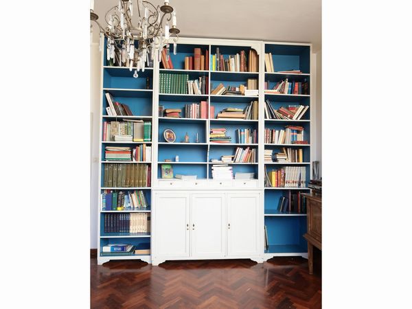 Libreria a giorno in legno tinto bianco e azzurro  - Asta Dballage. Occasioni in asta - Associazione Nazionale - Case d'Asta italiane