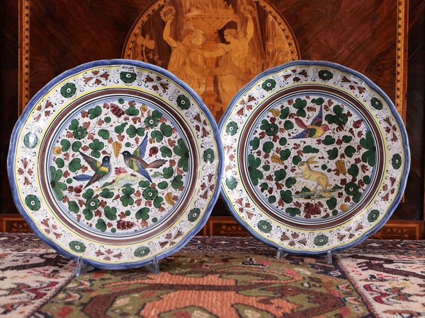 Coppia di piatti da parata in terracotta smaltata, Deruta  - Asta Dballage. Occasioni in asta - Associazione Nazionale - Case d'Asta italiane