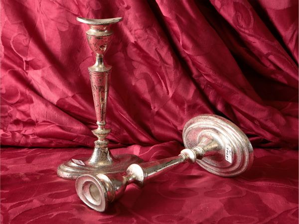 Coppia di candelieri in metallo argentato  - Asta Dèballage. Occasioni in asta - Associazione Nazionale - Case d'Asta italiane