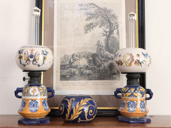 Coppia di lumi ad olio di gusto Art Dec in terraglia  - Asta Dballage. Occasioni in asta - Associazione Nazionale - Case d'Asta italiane