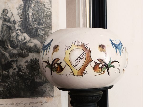 Coppia di lumi ad olio di gusto Art Dec in terraglia  - Asta Dballage. Occasioni in asta - Associazione Nazionale - Case d'Asta italiane