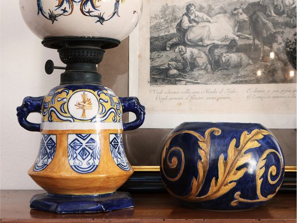 Coppia di lumi ad olio di gusto Art Dec in terraglia  - Asta Dballage. Occasioni in asta - Associazione Nazionale - Case d'Asta italiane