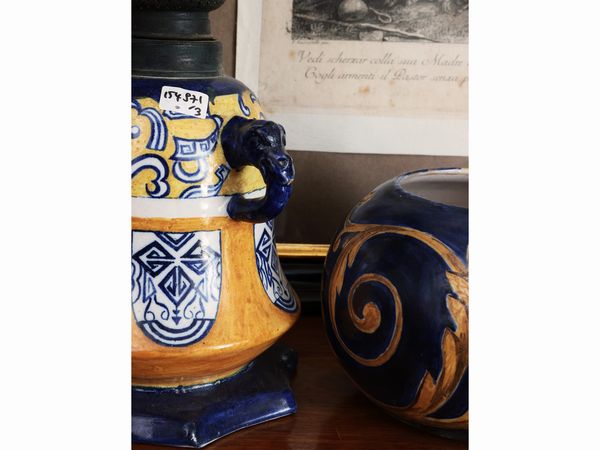 Coppia di lumi ad olio di gusto Art Dec in terraglia  - Asta Dballage. Occasioni in asta - Associazione Nazionale - Case d'Asta italiane