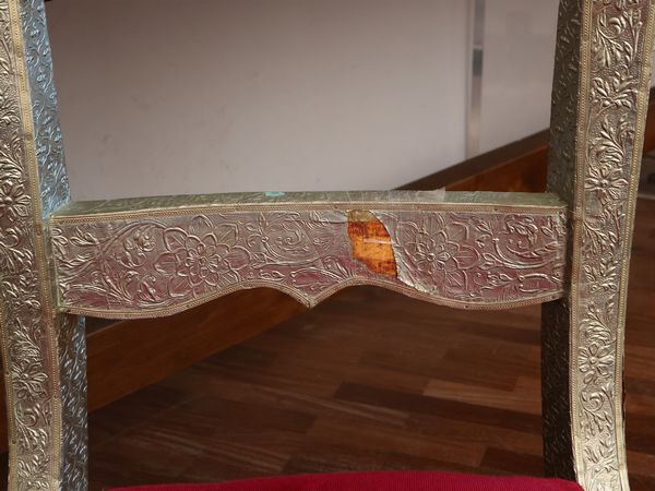 Coppia di sedie rivestite in lamina di metallo argentato  - Asta Dballage. Occasioni in asta - Associazione Nazionale - Case d'Asta italiane