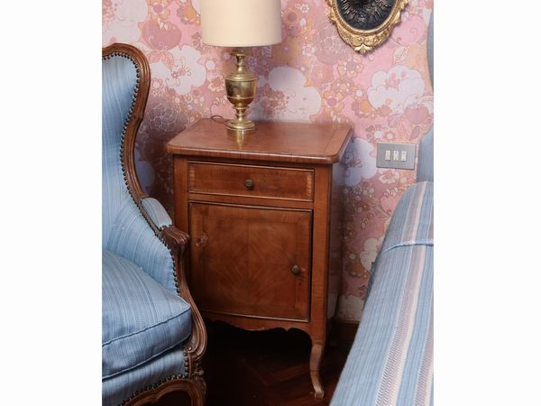 Coppia di comodini impiallacciati ed intarsiati in ciliegio  - Asta Dballage. Occasioni in asta - Associazione Nazionale - Case d'Asta italiane