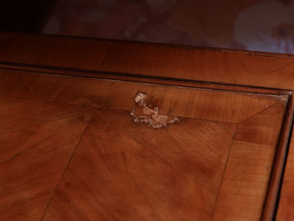 Coppia di comodini impiallacciati ed intarsiati in ciliegio  - Asta Dballage. Occasioni in asta - Associazione Nazionale - Case d'Asta italiane