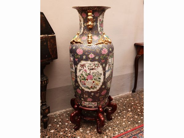 Grande vaso a balaustro in porcellana  - Asta Dèballage. Occasioni in asta - Associazione Nazionale - Case d'Asta italiane