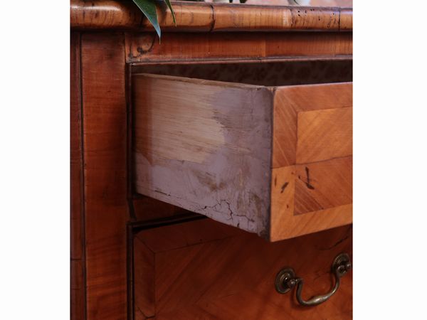 Cassettone impiallacciato ed intarsiato in ciliegio  - Asta Dballage. Occasioni in asta - Associazione Nazionale - Case d'Asta italiane