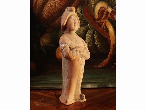 Figura femminile in terracotta  - Asta Dballage. Occasioni in asta - Associazione Nazionale - Case d'Asta italiane