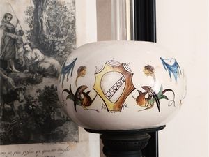 Coppia di lumi ad olio di gusto Art Dec in terraglia  - Asta Dballage. Occasioni in asta - Associazione Nazionale - Case d'Asta italiane