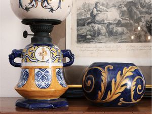 Coppia di lumi ad olio di gusto Art Dec in terraglia  - Asta Dballage. Occasioni in asta - Associazione Nazionale - Case d'Asta italiane