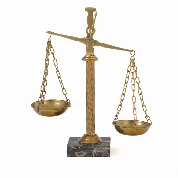 Bilancia in metallo dorato  - Asta Antiquariato - Associazione Nazionale - Case d'Asta italiane