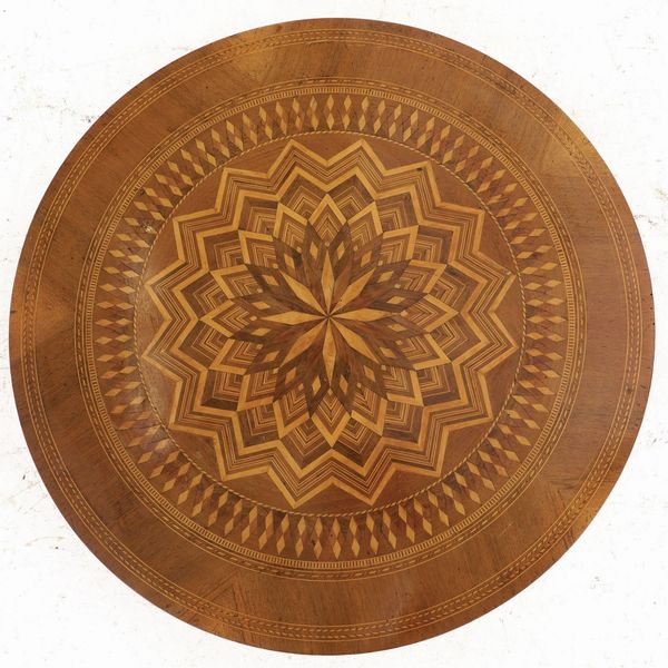 Tavolino tondo lastronato ed intarsiato in varie essenze, XIX secolo  - Asta Antiquariato - Associazione Nazionale - Case d'Asta italiane