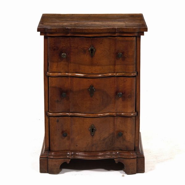 Comoncino o inginocchiatoio con fronte mosso a tre cassetti. Veneto XVIII secolo  - Asta Antiquariato - Associazione Nazionale - Case d'Asta italiane