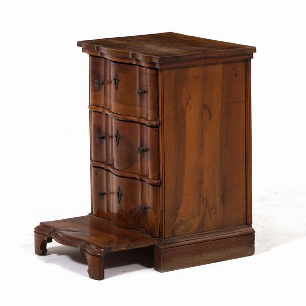 Comoncino o inginocchiatoio con fronte mosso a tre cassetti. Veneto XVIII secolo  - Asta Antiquariato - Associazione Nazionale - Case d'Asta italiane
