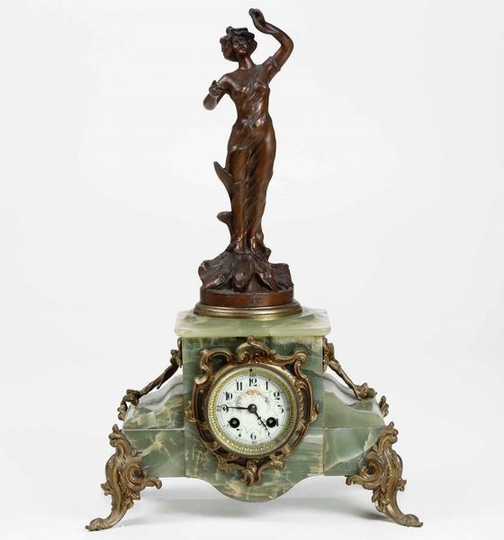 Pendola da tavolo in metallo e onice. XX secolo  - Asta Antiquariato - Associazione Nazionale - Case d'Asta italiane