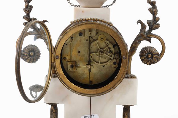 Pendola a portico in alabastro, metallo dorato, con placchette in biscuit. Francia, XIX secolo  - Asta Antiquariato - Associazione Nazionale - Case d'Asta italiane