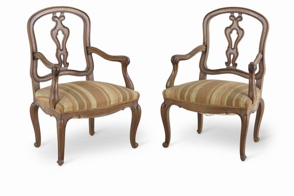 Coppia di poltrone stile Luigi XV. XIX-XX secolo  - Asta Antiquariato - Associazione Nazionale - Case d'Asta italiane