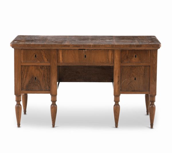 Scrittoio lastronato in noce. XIX-XX secolo  - Asta Antiquariato - Associazione Nazionale - Case d'Asta italiane