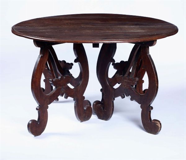 Tavolo in noce con gambe a lira con prolunghe. Stile antico  - Asta Antiquariato - Associazione Nazionale - Case d'Asta italiane