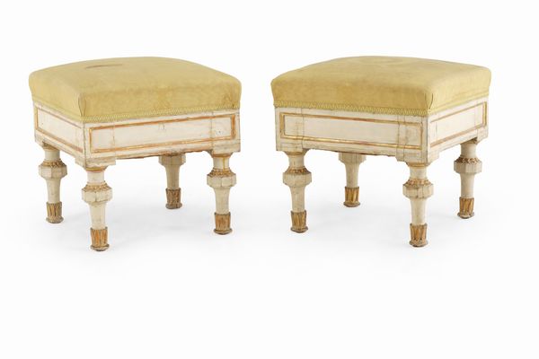 Coppia di poggiapiedi in legno intagliato e dipinto. XVIII-XIX secolo  - Asta Antiquariato - Associazione Nazionale - Case d'Asta italiane
